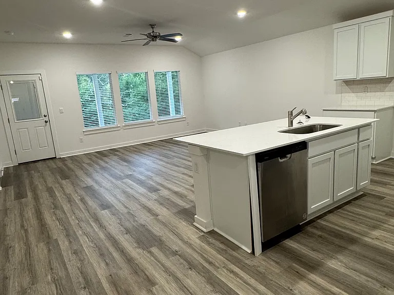 4340 Sloan Dr — Photo 7