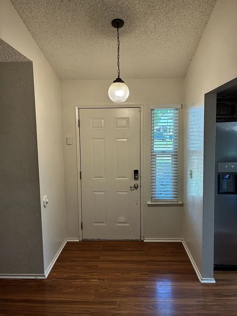 3 Bedroom 2 Bath Home — Photo 2