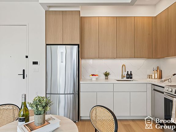 3rd image of 556 Baltic St #511