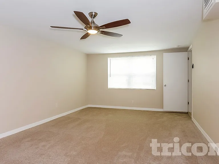 10014 N Oklawaha Ave — Photo 8
