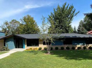 460 Fremont St, Douglas, MI 49406
