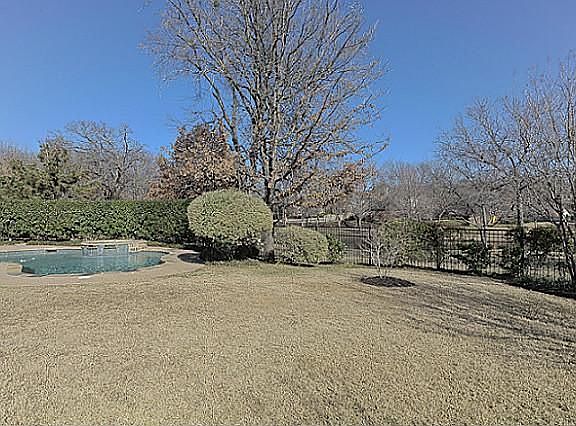 5th image of 805 Parkdale Ct