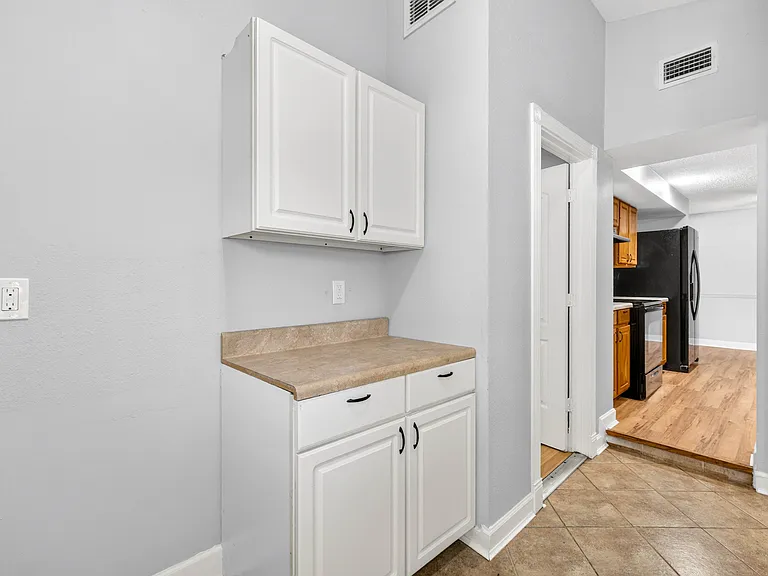 1639 Klaxon Ln — Photo 8