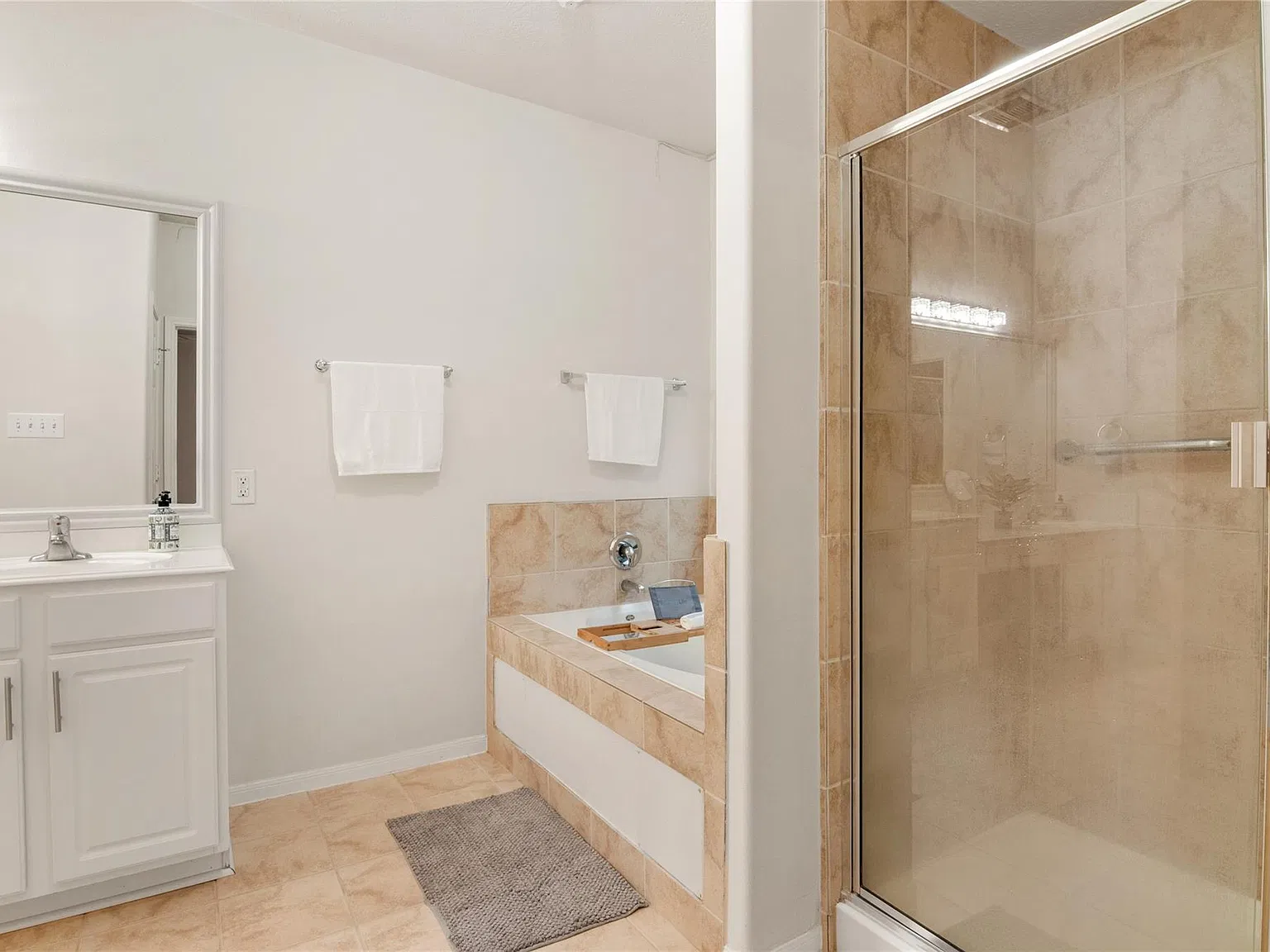 5 bed, 3.5 bath, 4283 sqft, $3,850 — Photo 4