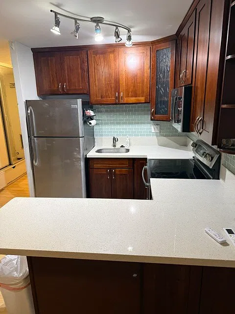 747 Amana St — Photo 3