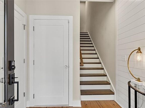 3rd image of 209 New St