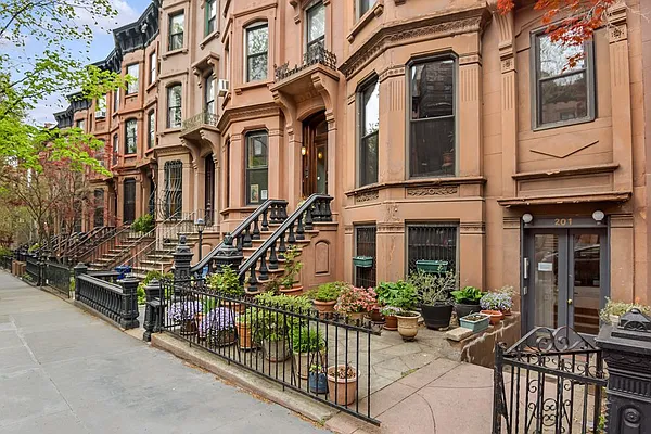 Sold by Compass | media 25