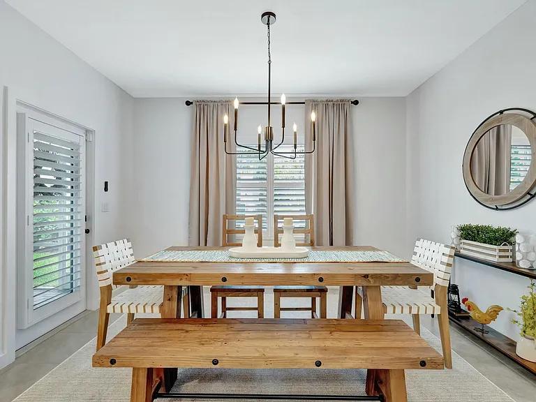 601 NE Waters Edge Ln — Photo 24