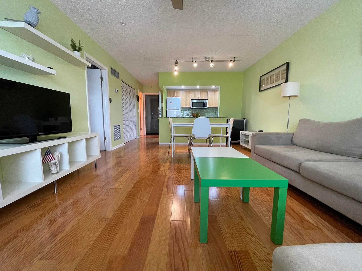 1 bed, 1.5 bath, 665 sqft, $1,600 — Photo 2