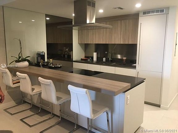 5th image of 1000 Brickell Plz #2303