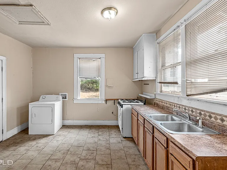 315 Robinson Pl — Photo 16