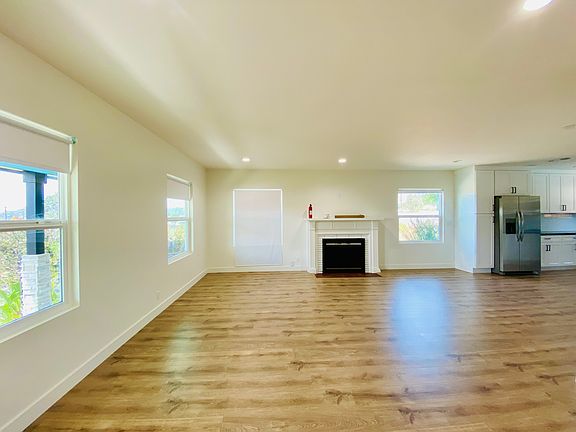 4th image of 17 E Mariposa St