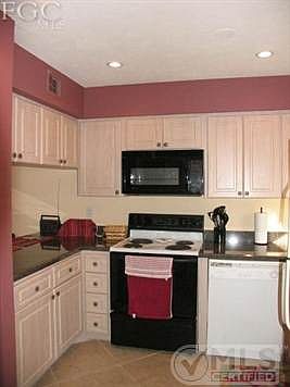 Fully equipped kitchen with new towels.