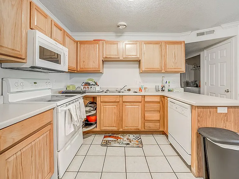 567 N University Ave #110 — Photo 3