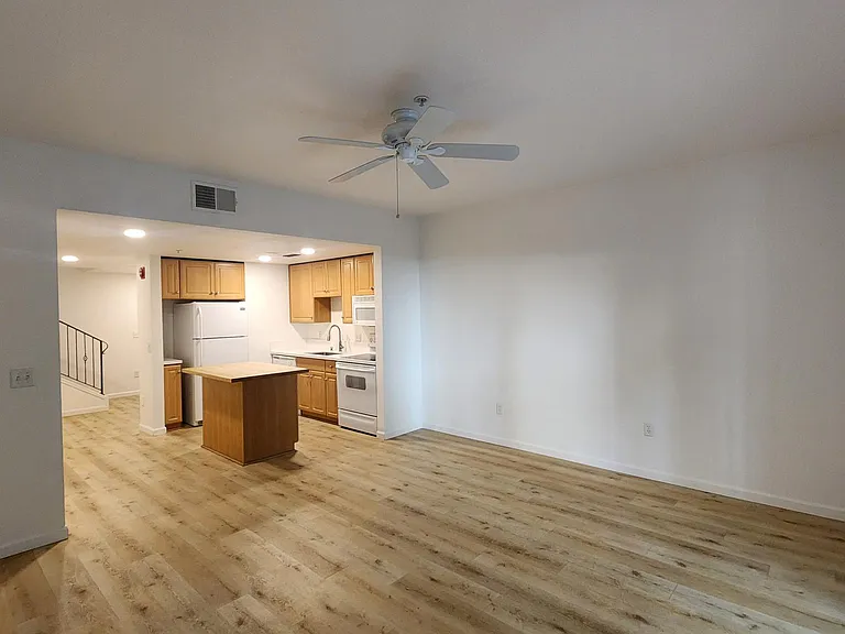 1033 S St #6 — Photo 11