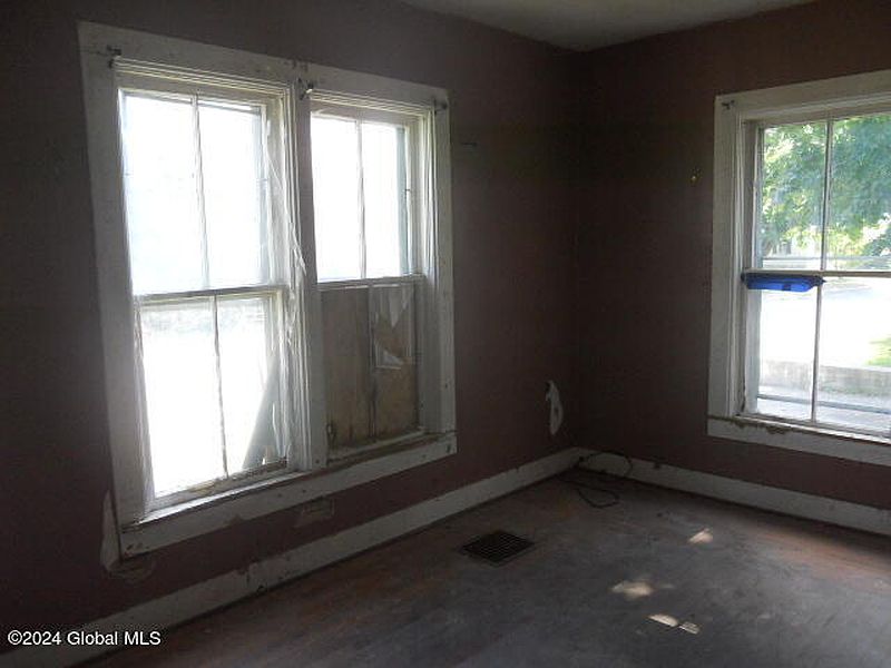 5th image of 4-6 S Maple Street