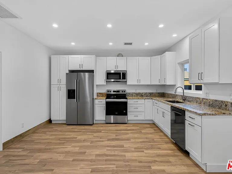 17625 Burbank Blvd — Photo 5