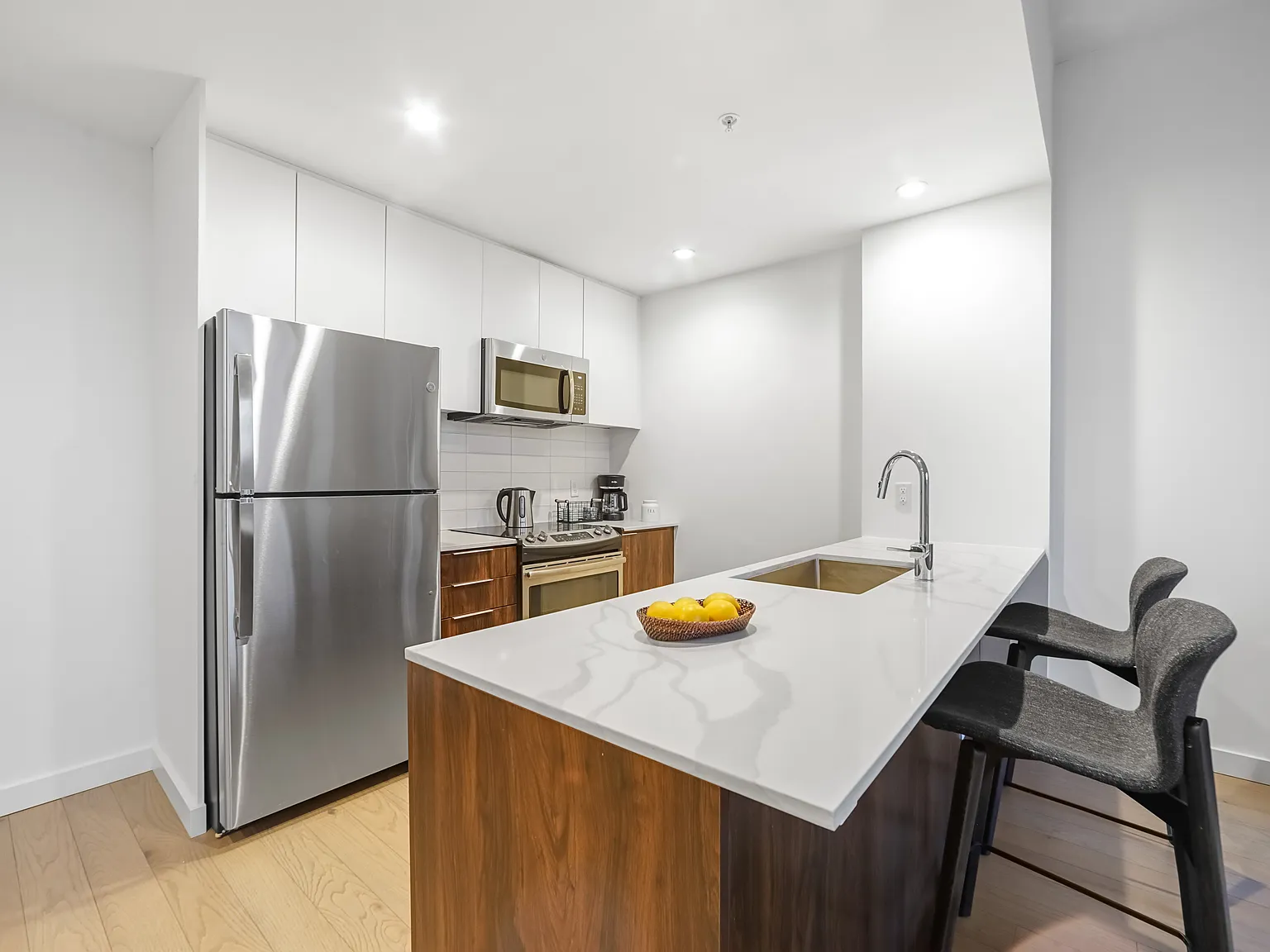 1 bed, 700 sqft, $3,792 — Photo 2