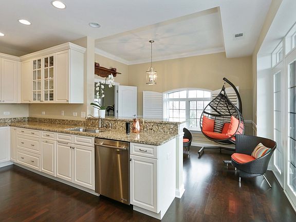 5th image of 1800 Amberley Ct #403