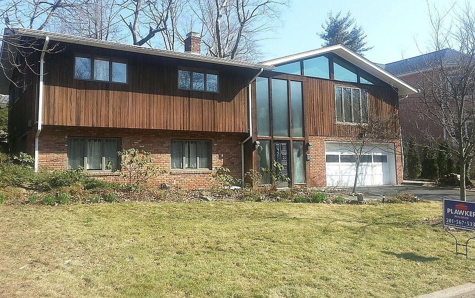 2nd image of 281 Castle Dr