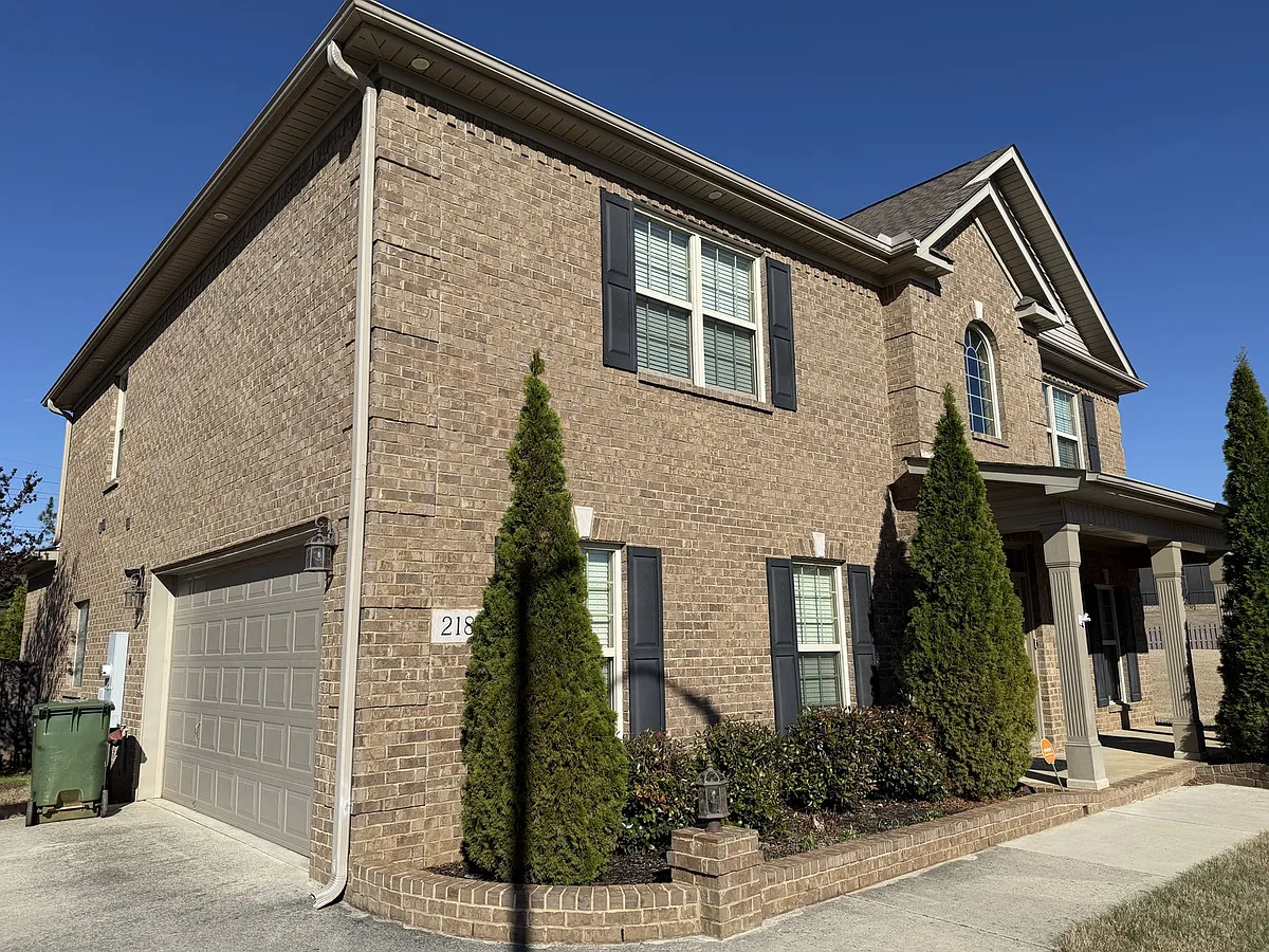 Building Photo - 218 Woodgrove Dr NW