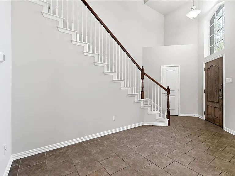 4904 Empire Way — Photo 5