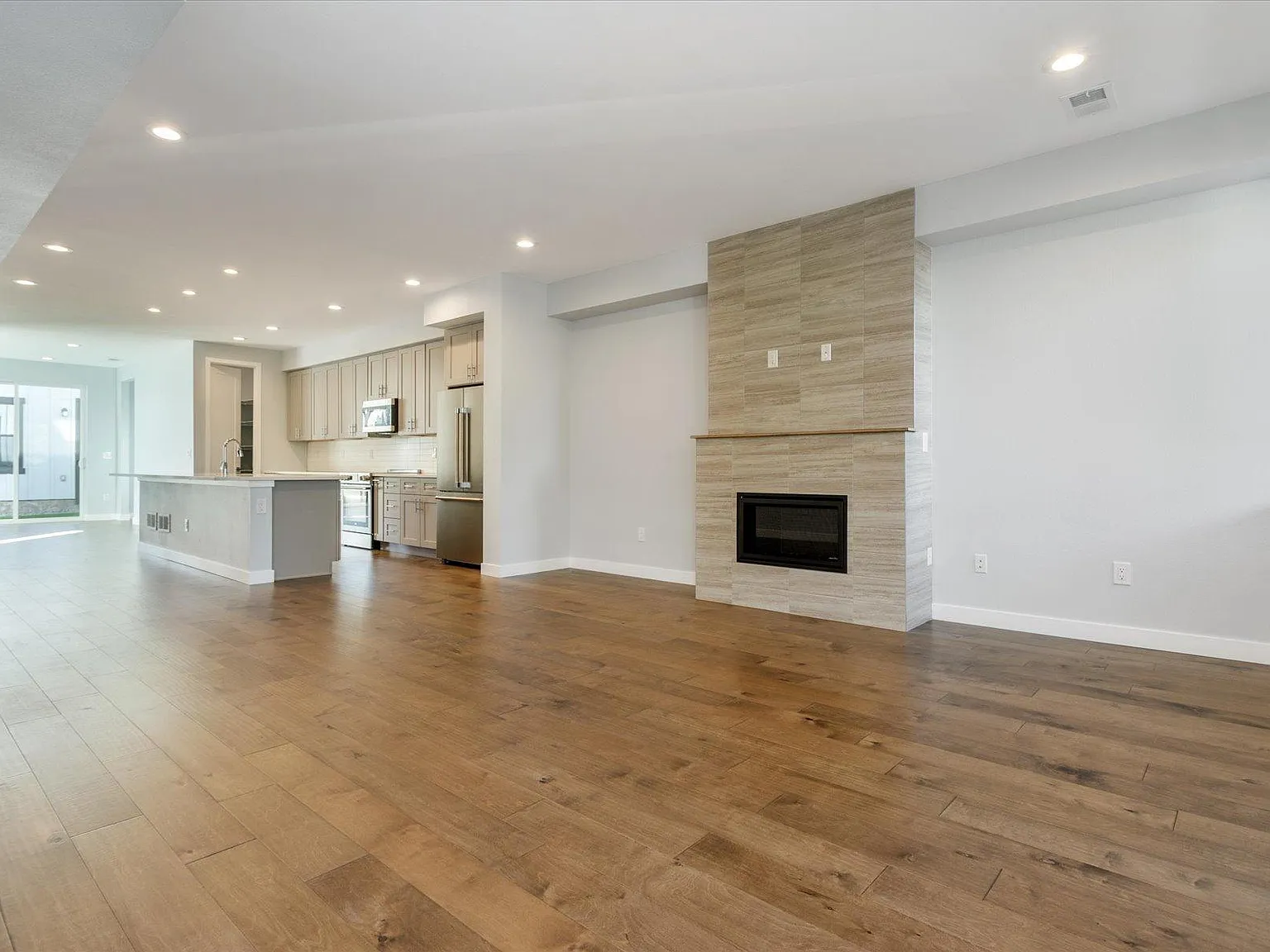 3 bed, 2.5 bath, 2019 sqft, $3,250 — Photo 3