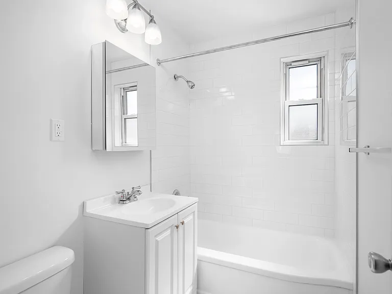 Crestwood Lake Apartments — Photo 62