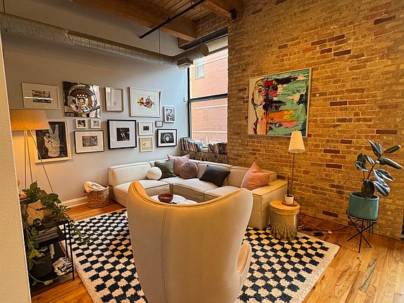 3rd image of 2210 W Wabansia Ave APT 210