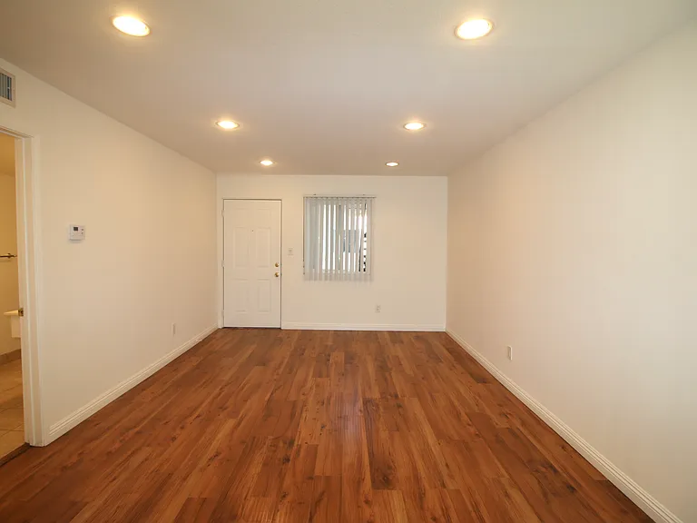 Nordhoff Apartments — Photo 11