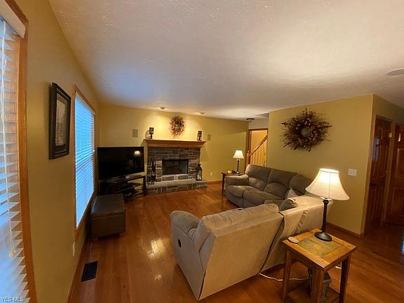 5th image of 808 Collins Pond Dr