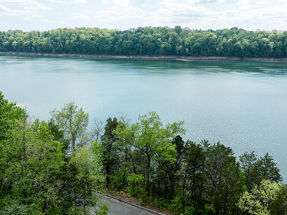 4th image of 275 Lakeview Dr