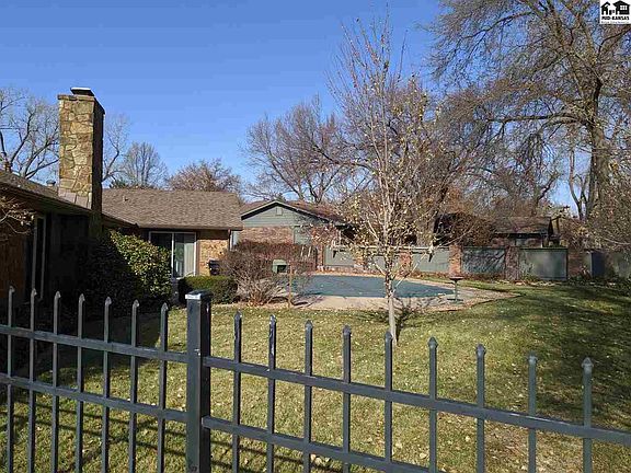 3rd image of 2 Beechwood Ln