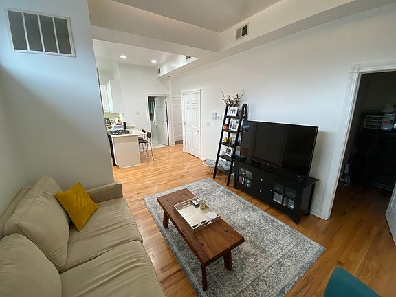 3rd image of 1312 N Hoyne Ave #1R