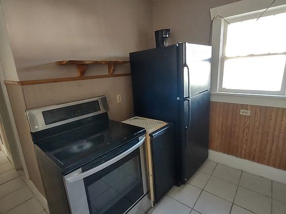 3rd image of 810 Gardner Ave