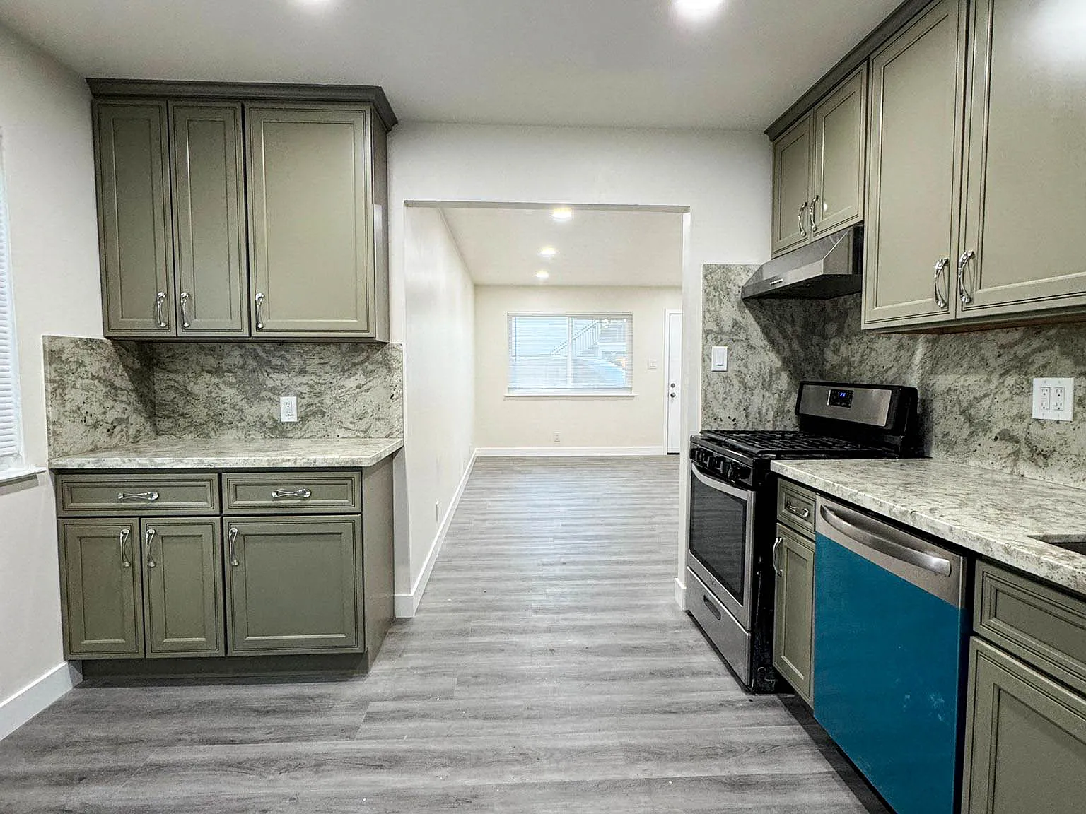 2 bed, 750 sqft, $2,450 — Photo 4