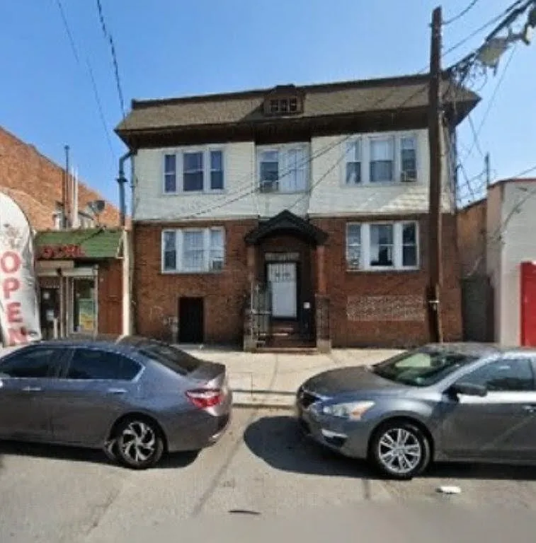 3 bed, 1.0 bath, $2,049 — Photo 1