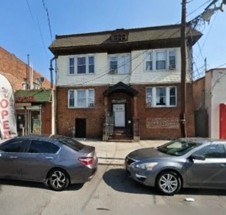 337 Lyons Ave #2L