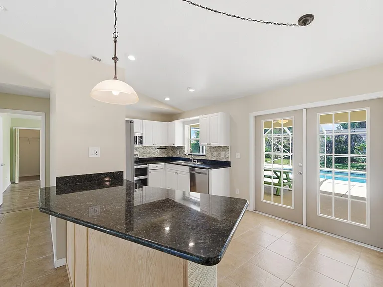 1707 SE Manth Ln — Photo 4