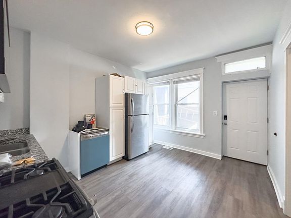 5th image of 3649 W Montrose Ave #1S