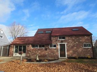 136 N Park Dr, Levittown, PA 19054