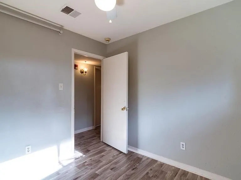 7621 Gleason Rd — Photo 11