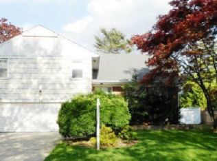 33 Captains Rd, Valley Stream, NY 11581