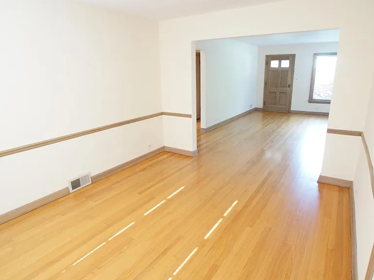 1229 Middlebury Ln — Photo 8