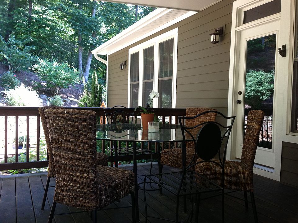 Covered deck for dining