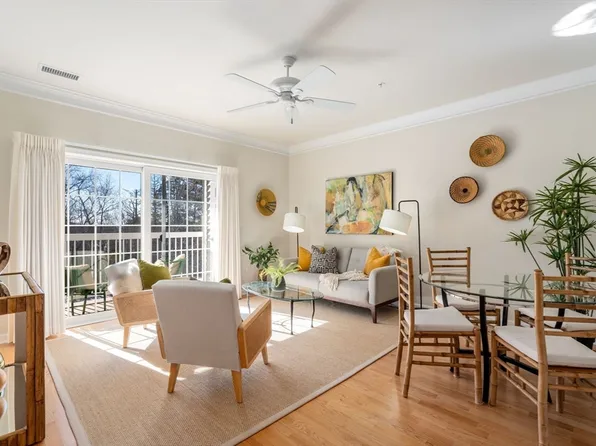 132 Clocktower Dr #302, Waltham, MA 02452