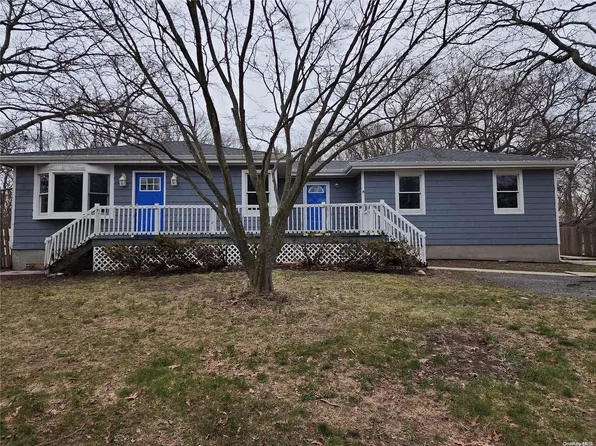 215 Horseblock Road, Farmingville, NY 11738