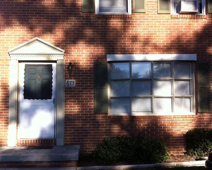 1st image of 613 Carroll Dr