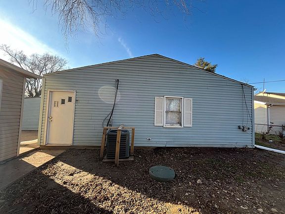 2nd image of 3111 Roslyn Dr