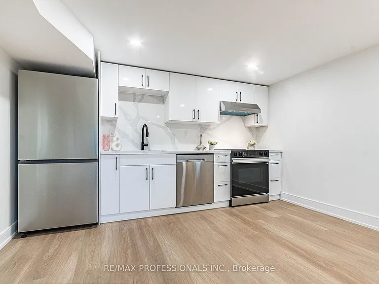 48 Lloyd Manor Rd #LOWER — Photo 7